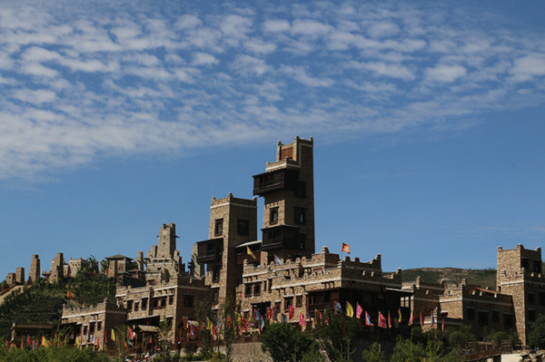 云朵下的羌寨  李林芳_副本.jpg