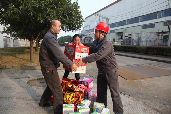 圖片四：強作風，全面提升助攻堅配圖(開展慰問活動暖心聚力) (1).jpg