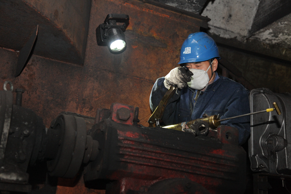 圖片三：重安全，優化運行摳效益配圖（燃運檢修人員加強輸煤系統設備的定期維護）.jpg