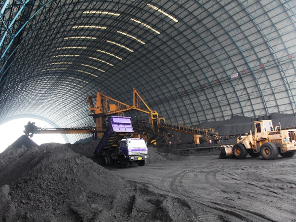 煤場轉煤忙（石門發電公司 李偉攝）.jpg