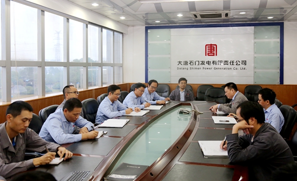 圖片一：石門發(fā)電公司生產(chǎn)值班人員生產(chǎn)調(diào)度.jpg
