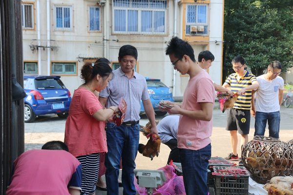 圖片五：該公司員工購買洗壁土雞助力扶貧（聶冬梅攝）.jpg