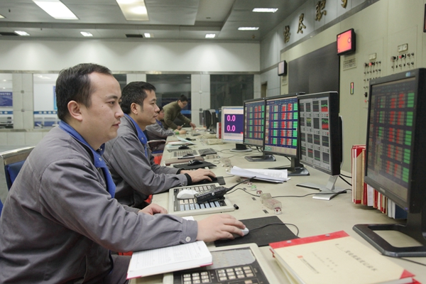 圖片一：該公司集控運行人員積極搶發電量（聶冬梅攝）.jpg