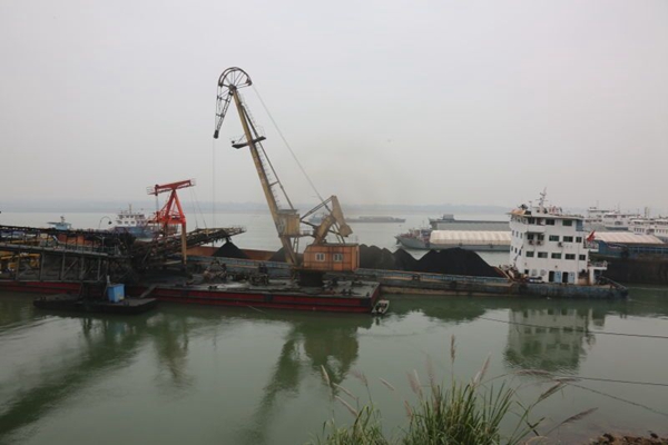 圖片二：該公司啟動&ldquo;海進江&rdquo;，全力調煤保電（李偉攝）.jpg