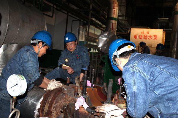 汽機(jī)檢修人員對前置泵進(jìn)行解體檢修.jpg