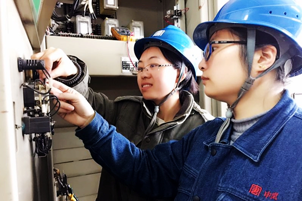 青年女工在師父指導(dǎo)下接編碼鎖接線.jpg