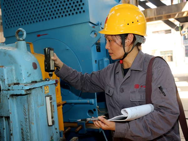 （配圖二：環(huán)保值班員李常會(huì)正在測量轉(zhuǎn)機(jī)振動(dòng)值）.jpg