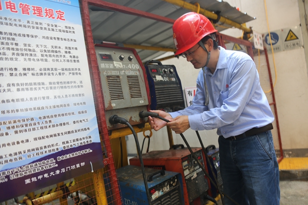 配圖二：石電公司副總工程師兼項目部主任付依甫現場檢查臨時電源jpg.jpg