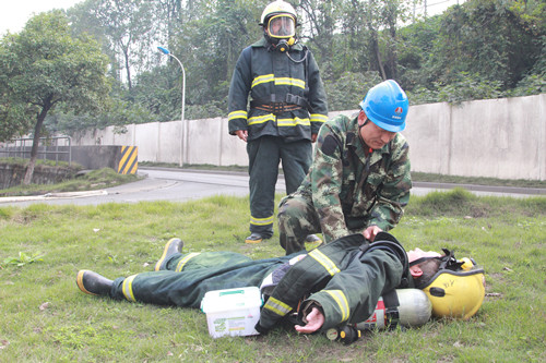 6.救護人員進行現場急救.jpg
