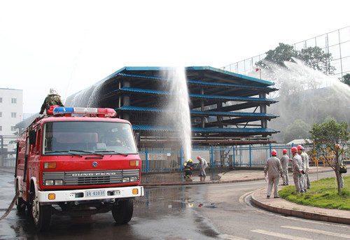 4.消防人員進行噴淋作業.jpg