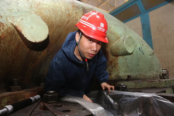 圖片4：圖為汽機首工喬建盈剛剛完成變形量測量驗收.jpg