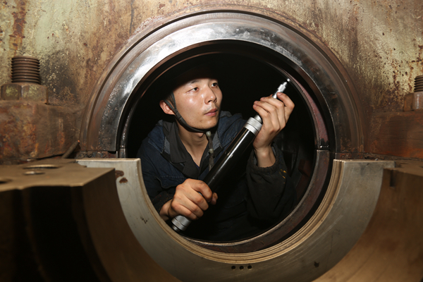 圖片2：圖為田武正在用千分尺測量小機后軸封洼窩沖刷變形量.jpg
