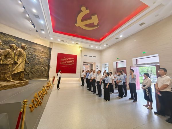 “追尋偉人足跡 賡續紅色血脈 奮進復興征程”聯合主題黨日活動圓滿舉行1_副本.jpg